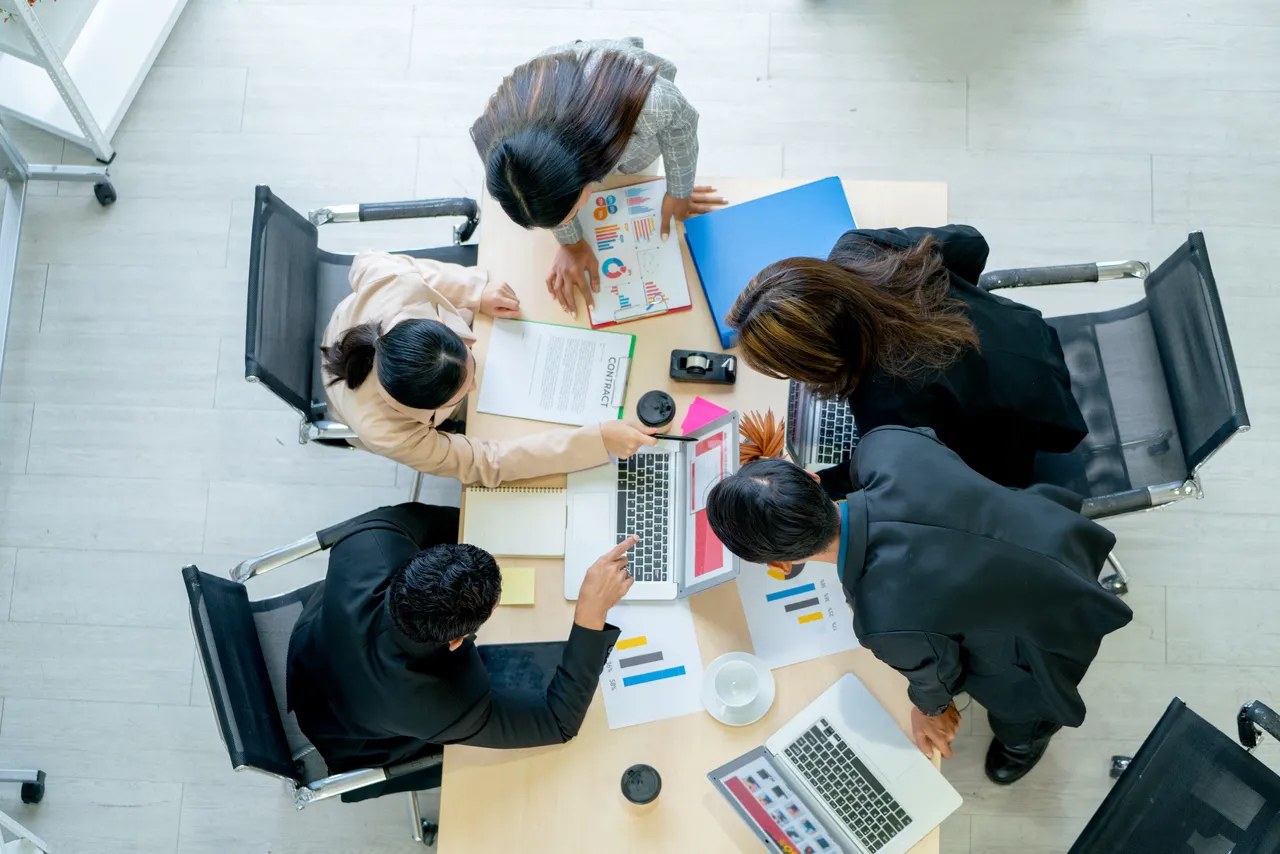 Strategisches IT-Outsourcing für Schweizer Unternehmen – Remote-Entwickler und IT-Spezialisten arbeiten kollaborativ an einem Softwareprojekt für remotedev.ch"