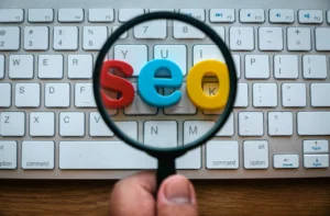 Technisches SEO und Suchmaschinenoptimierung – Ein Entwickler optimiert den Quellcode und die Meta-Tags einer Website für bessere Google-Rankings bei remotedev.ch