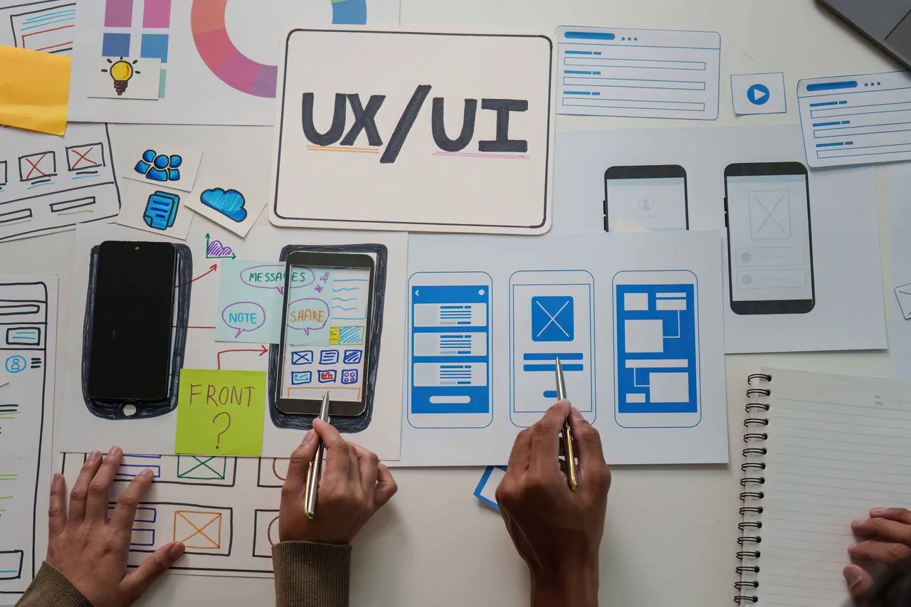 Professionelles UI UX Design und App Branding – Ein Designer erstellt ein intuitives mobiles Interface und User Experience Layout für remotedev.ch