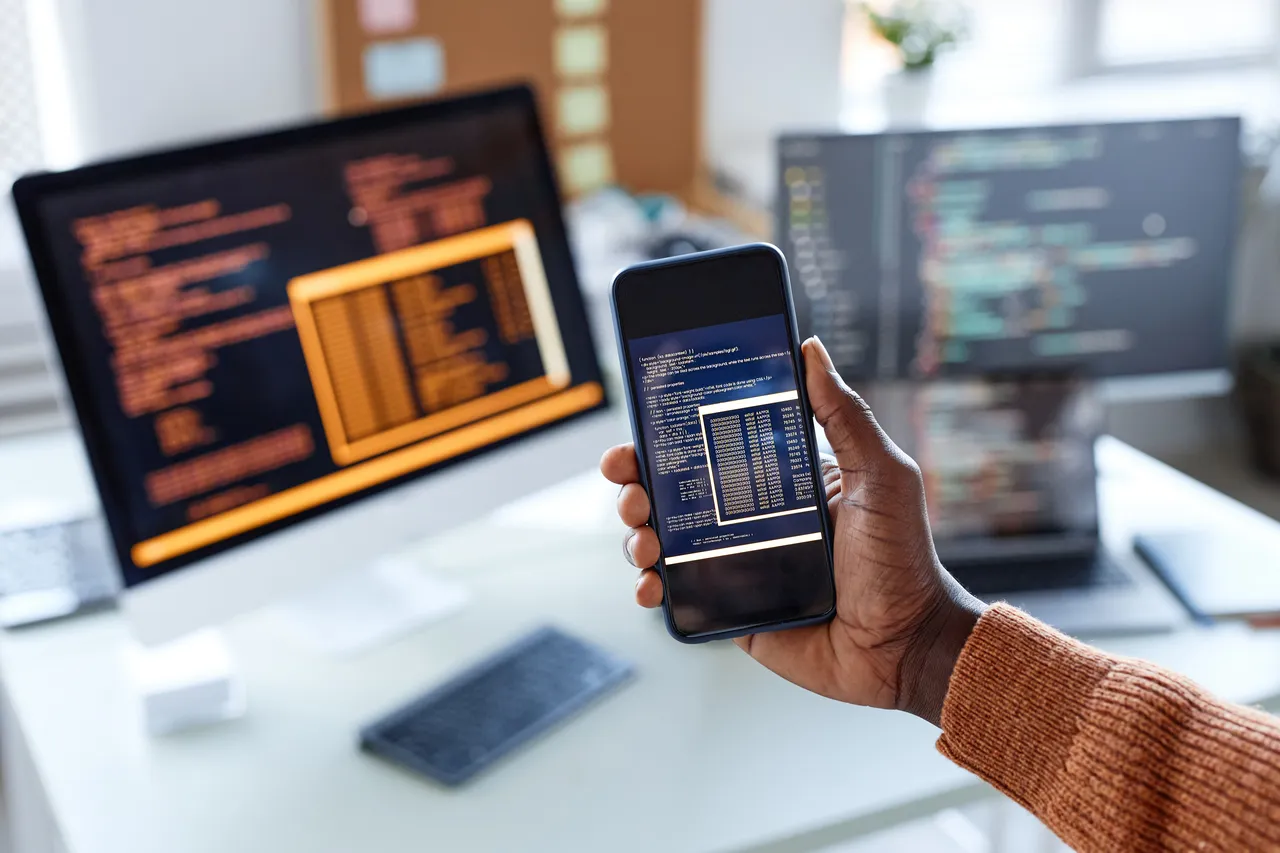 Moderne Web- und App-Entwicklung – Ein Softwarearchitekt plant die skalierbare Systemarchitektur und schreibt sauberen Code für ein Projekt von remotedev.ch