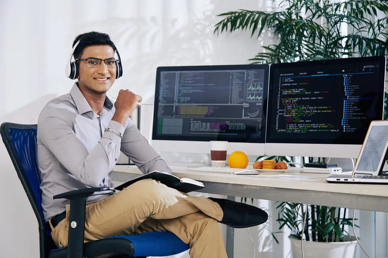 Ein Schweizer CTO arbeitet remote mit einem dedizierten Team aus Pristina an einer komplexen Vue.js-Webapplikation.