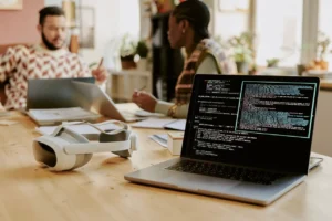 Remote Softwareentwickler schreibt sauberen Code nach Schweizer Qualitätsstandards