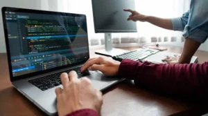 Schweizer CTO analysiert Code mit Nearshore Entwickler-Team aus Pristina